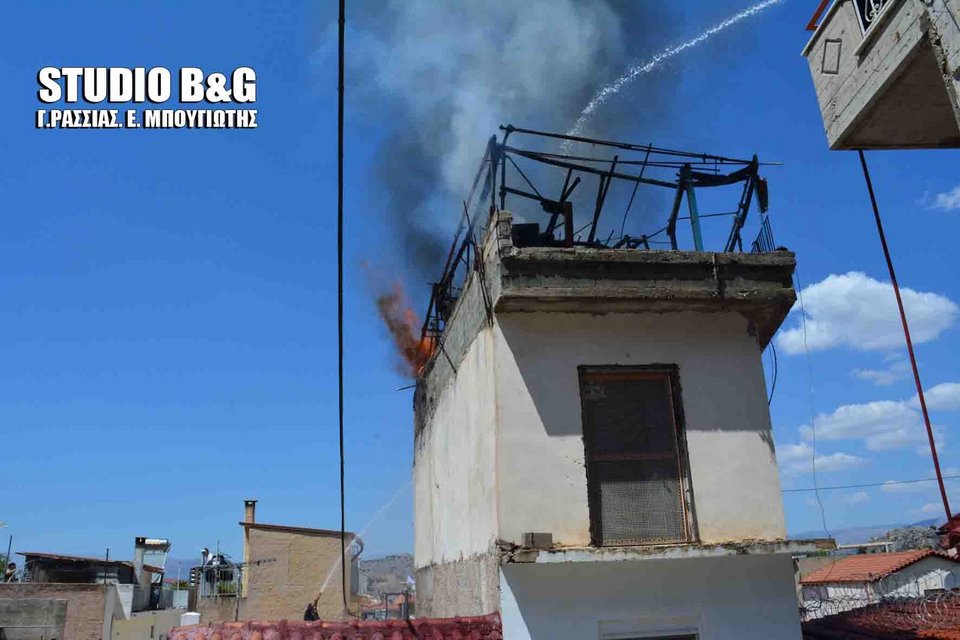 Πυρκαγιά κατέστρεψε σπίτι κάτω από το κάστρο στο Παλαμήδι [εικόνες&βίντεο] | iefimerida.gr 1