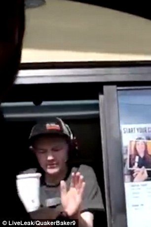 Του γύρισε μπούμερανγκ -Οδηγός τρόμαξε σερβιτόρα και του πέταξε το αναψυκτικό στο πρόσωπο [βίντεο] | iefimerida.gr 0