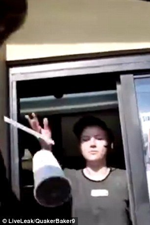 Του γύρισε μπούμερανγκ -Οδηγός τρόμαξε σερβιτόρα και του πέταξε το αναψυκτικό στο πρόσωπο [βίντεο] | iefimerida.gr 1