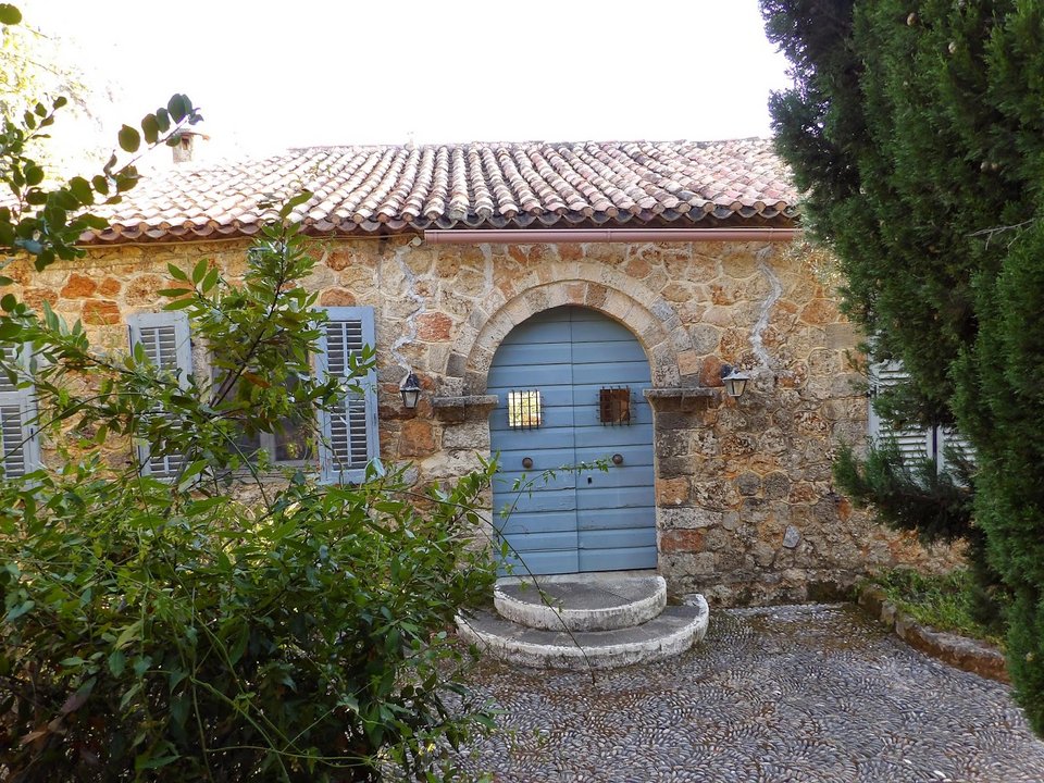 Ο αριστοκράτης με το υπέροχο σπίτι στην Καρδαμύλη της Μάνης [εικόνες] | iefimerida.gr 0