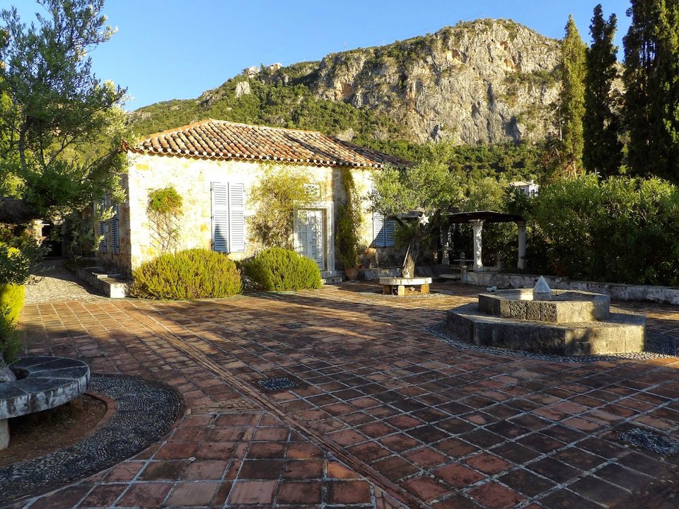 Ο αριστοκράτης με το υπέροχο σπίτι στην Καρδαμύλη της Μάνης [εικόνες] | iefimerida.gr 3