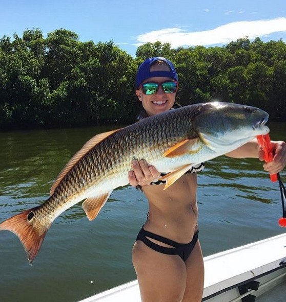 Τόπλες, με ένα ψάρι στο στήθος -Η νέα τρέλα στο Instagram [εικόνες] | iefimerida.gr 10