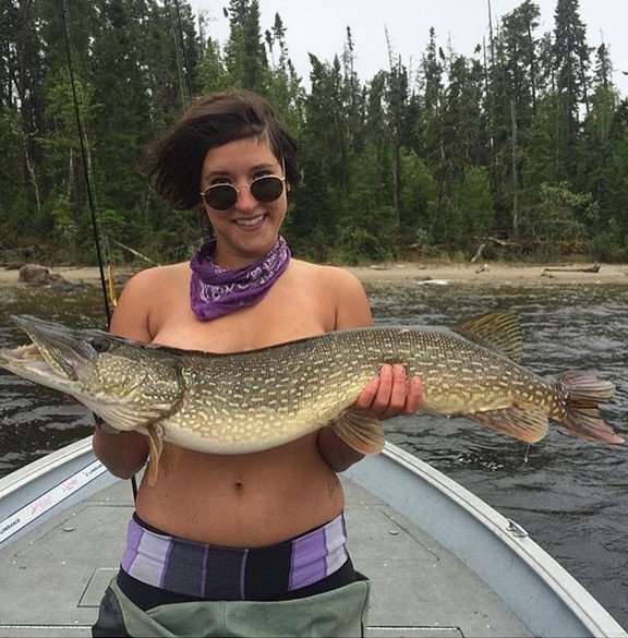 Τόπλες, με ένα ψάρι στο στήθος -Η νέα τρέλα στο Instagram [εικόνες] | iefimerida.gr 11