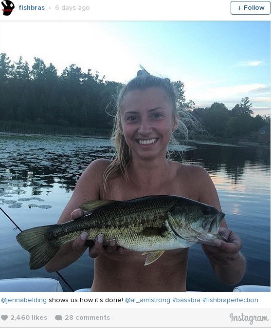 Τόπλες, με ένα ψάρι στο στήθος -Η νέα τρέλα στο Instagram [εικόνες] | iefimerida.gr 1