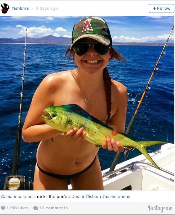 Τόπλες, με ένα ψάρι στο στήθος -Η νέα τρέλα στο Instagram [εικόνες] | iefimerida.gr 3