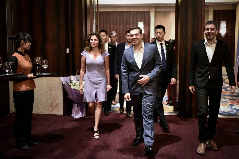 Η νέα εντυπωσιακή εμφάνιση της Περιστέρας -Με λιλά φουστάνι [εικόνες] | iefimerida.gr 0