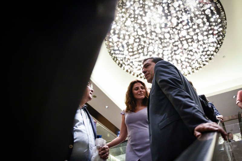 Η νέα εντυπωσιακή εμφάνιση της Περιστέρας -Με λιλά φουστάνι [εικόνες] | iefimerida.gr 1