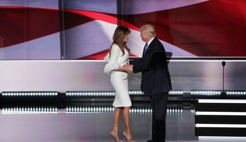 New York Times: Πόσο κόστισε, ποιος το σχεδίασε και τι σημαίνει το φόρεμα της Μελάνια Τραμπ [εικόνες] | iefimerida.gr 0