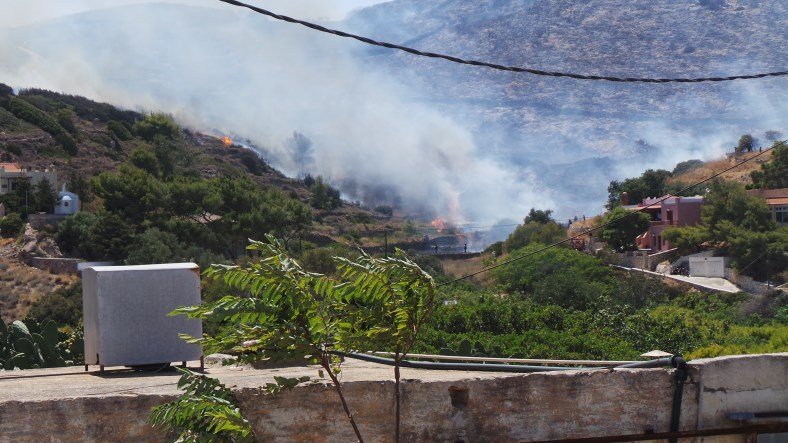 Μεγάλη πυρκαγιά ξέσπασε στη Σύρο – Απειλεί σπίτια, βενζινάδικο [εικόνες & βίντεο]  | iefimerida.gr 3