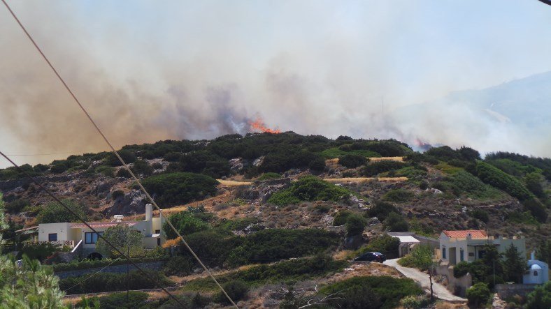 Μεγάλη πυρκαγιά ξέσπασε στη Σύρο – Απειλεί σπίτια, βενζινάδικο [εικόνες & βίντεο]  | iefimerida.gr 2