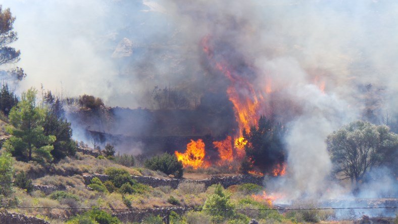 Μεγάλη πυρκαγιά ξέσπασε στη Σύρο – Απειλεί σπίτια, βενζινάδικο [εικόνες & βίντεο]  | iefimerida.gr 0