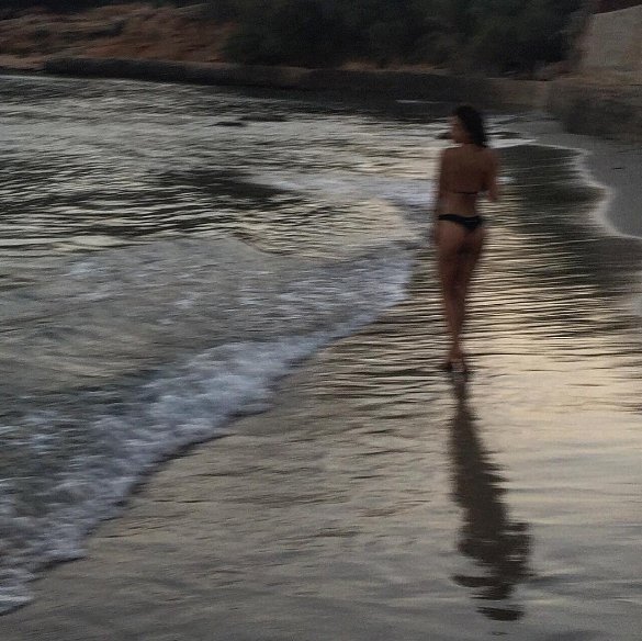 Η Ελένη Φουρέιρα με μικροσκοπικό μαύρο μαγιό στη Χάλκη [εικόνες] | iefimerida.gr 3