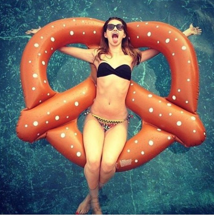 H νέα τρέλα της παραλίας γίνεται viral: Φουσκωτά σε σχήμα πίτσας, καρπούζι, φλαμινγκο [εικόνες] | iefimerida.gr 4