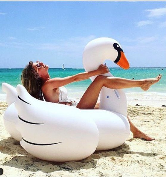 H νέα τρέλα της παραλίας γίνεται viral: Φουσκωτά σε σχήμα πίτσας, καρπούζι, φλαμινγκο [εικόνες] | iefimerida.gr 14