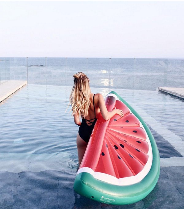 H νέα τρέλα της παραλίας γίνεται viral: Φουσκωτά σε σχήμα πίτσας, καρπούζι, φλαμινγκο [εικόνες] | iefimerida.gr 0