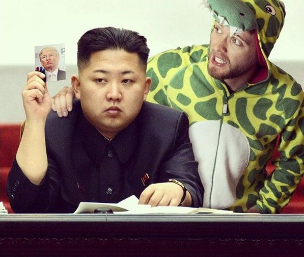 Ο «δεινόσαυρος» που εισβάλλει στις φωτογραφίες διασήμων -Ξυρίζει την Μπέκαμ, γονατίζει στη βασίλισσα Ελισάβετ [εικόνες] | iefimerida.gr 9