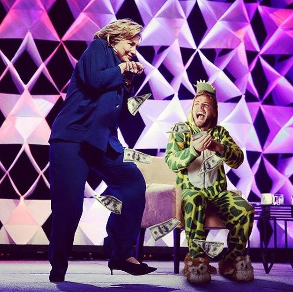 Ο «δεινόσαυρος» που εισβάλλει στις φωτογραφίες διασήμων -Ξυρίζει την Μπέκαμ, γονατίζει στη βασίλισσα Ελισάβετ [εικόνες] | iefimerida.gr 11