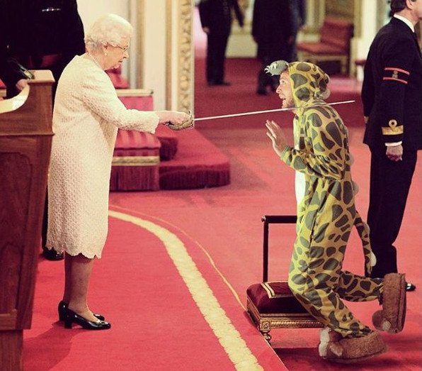 Ο «δεινόσαυρος» που εισβάλλει στις φωτογραφίες διασήμων -Ξυρίζει την Μπέκαμ, γονατίζει στη βασίλισσα Ελισάβετ [εικόνες] | iefimerida.gr 10