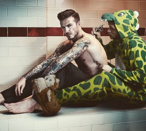 Ο «δεινόσαυρος» που εισβάλλει στις φωτογραφίες διασήμων -Ξυρίζει την Μπέκαμ, γονατίζει στη βασίλισσα Ελισάβετ [εικόνες] | iefimerida.gr 13