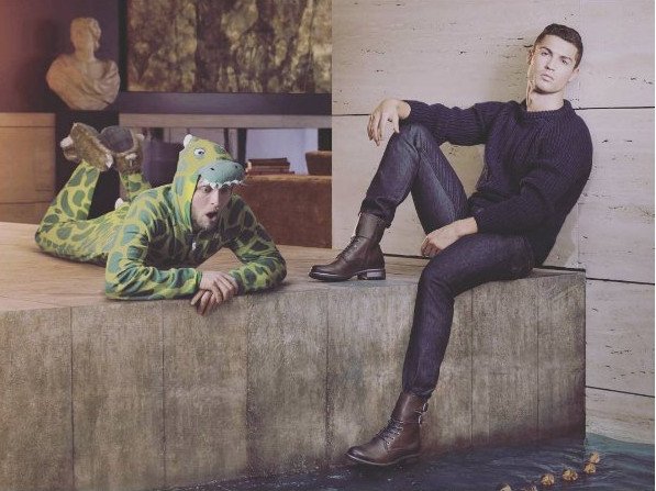 Ο «δεινόσαυρος» που εισβάλλει στις φωτογραφίες διασήμων -Ξυρίζει την Μπέκαμ, γονατίζει στη βασίλισσα Ελισάβετ [εικόνες] | iefimerida.gr 1