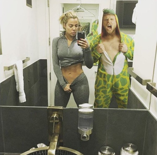 Ο «δεινόσαυρος» που εισβάλλει στις φωτογραφίες διασήμων -Ξυρίζει την Μπέκαμ, γονατίζει στη βασίλισσα Ελισάβετ [εικόνες] | iefimerida.gr 2