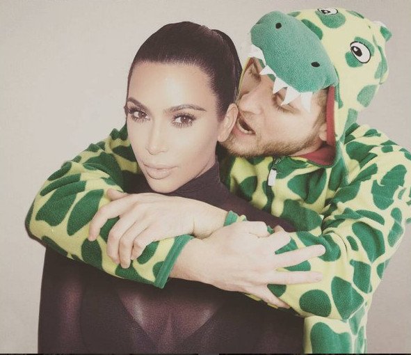 Ο «δεινόσαυρος» που εισβάλλει στις φωτογραφίες διασήμων -Ξυρίζει την Μπέκαμ, γονατίζει στη βασίλισσα Ελισάβετ [εικόνες] | iefimerida.gr 4