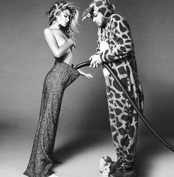 Ο «δεινόσαυρος» που εισβάλλει στις φωτογραφίες διασήμων -Ξυρίζει την Μπέκαμ, γονατίζει στη βασίλισσα Ελισάβετ [εικόνες] | iefimerida.gr 5