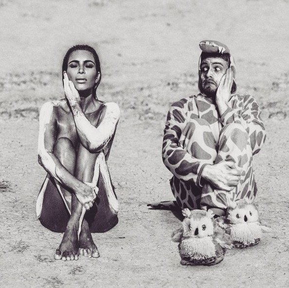 Ο «δεινόσαυρος» που εισβάλλει στις φωτογραφίες διασήμων -Ξυρίζει την Μπέκαμ, γονατίζει στη βασίλισσα Ελισάβετ [εικόνες] | iefimerida.gr 6