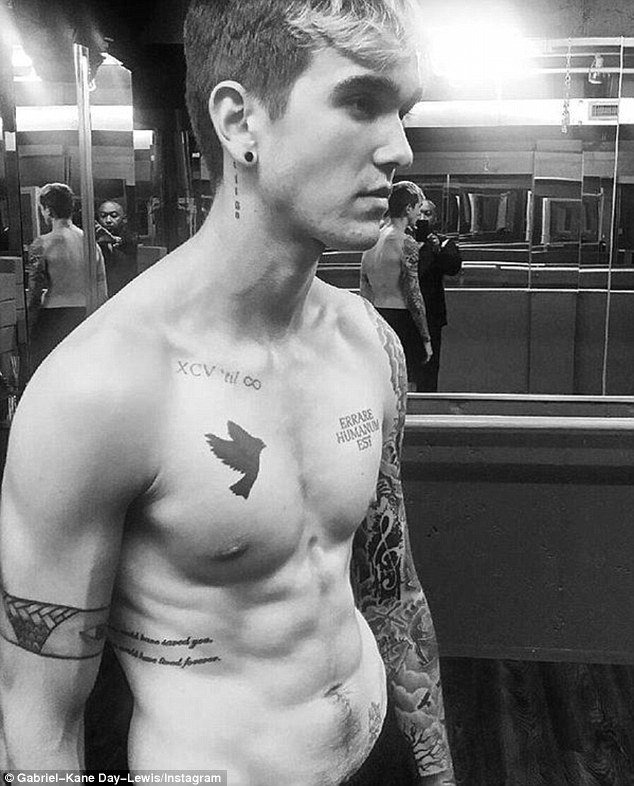 Αυτός είναι ο γιος της Ιζαμπέλ Ατζανί και του Ντάνιελ Ντέι Λιούις [εικόνες] | iefimerida.gr 1