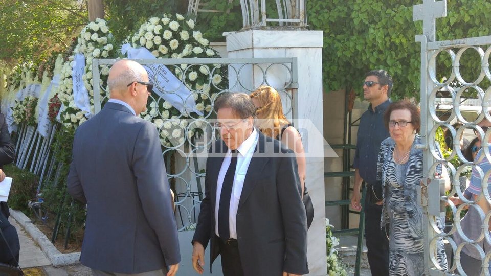 Πλήθος επωνύμων έστειλαν στεφάνια στην κηδεία Μαμιδάκη στο Κοιμητήριο Κηφισιάς [εικόνες] | iefimerida.gr 20