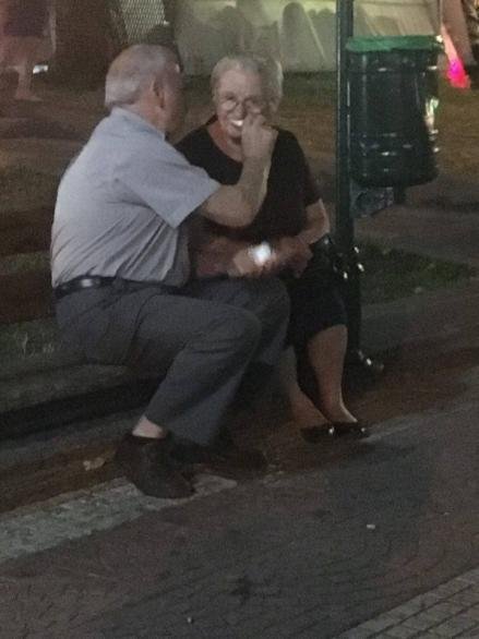 Ζευγάρι ηλικιωμένων από το Γέρακα γίνεται viral -Η φωτογραφία ορισμός της αγάπης [εικόνα] | iefimerida.gr 1