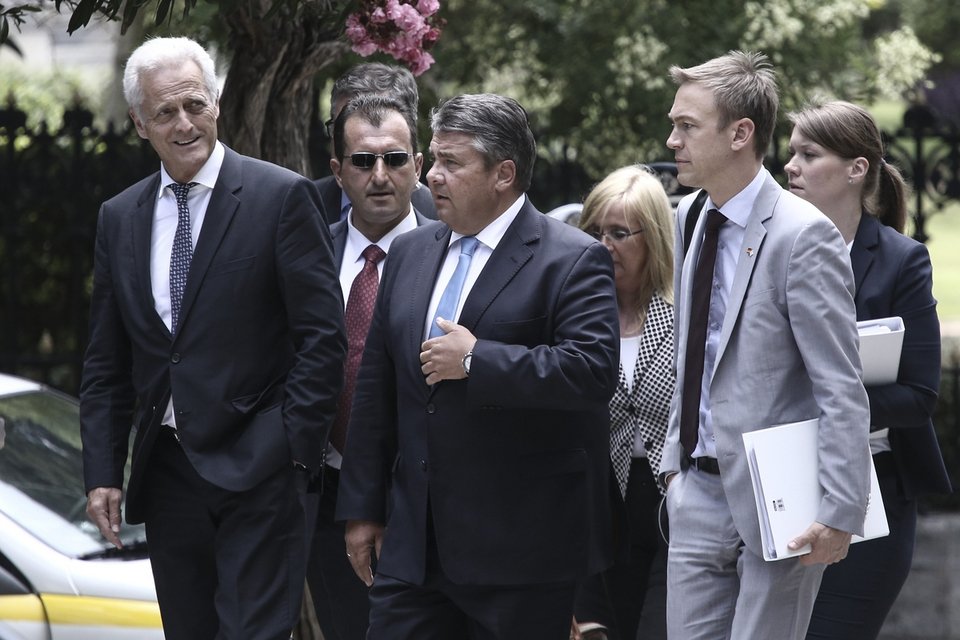 «Μη μ'αγγίζεις βρωμιάρη Ελληνα!» -Επίθεση Γερμανού μέσα στο Μέγαρο Μαξίμου | iefimerida.gr 1