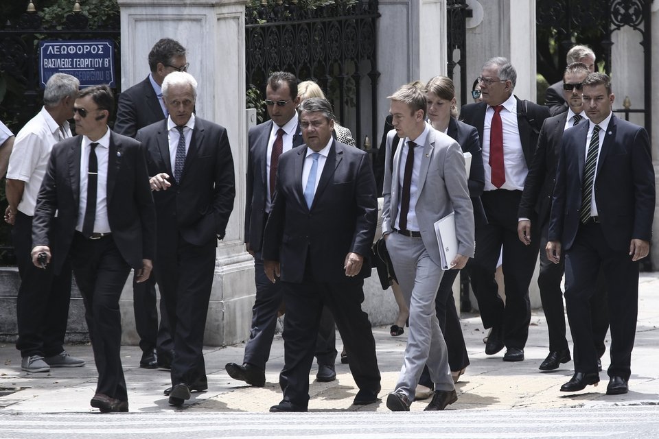 «Μη μ'αγγίζεις βρωμιάρη Ελληνα!» -Επίθεση Γερμανού μέσα στο Μέγαρο Μαξίμου | iefimerida.gr 0