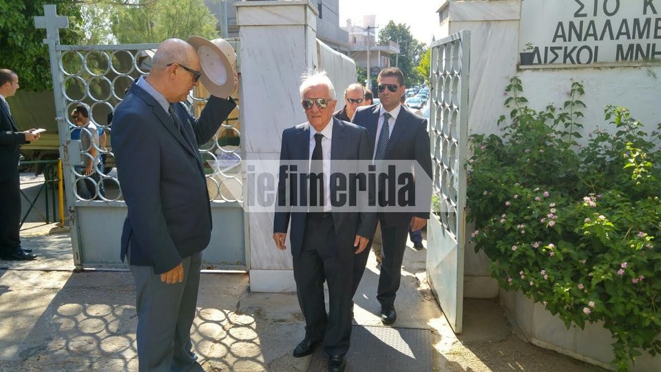 Πλήθος επωνύμων έστειλαν στεφάνια στην κηδεία Μαμιδάκη στο Κοιμητήριο Κηφισιάς [εικόνες] | iefimerida.gr 21