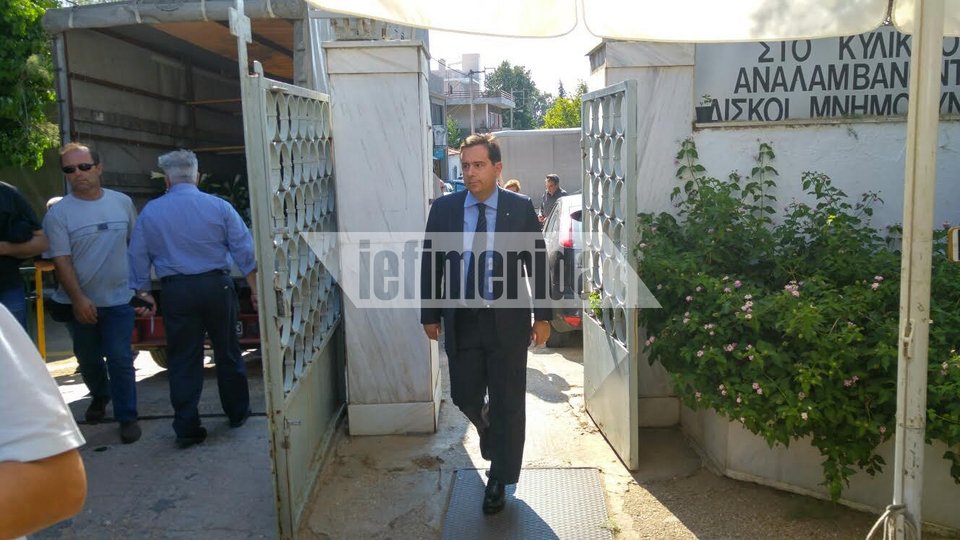 Πλήθος επωνύμων έστειλαν στεφάνια στην κηδεία Μαμιδάκη στο Κοιμητήριο Κηφισιάς [εικόνες] | iefimerida.gr 22