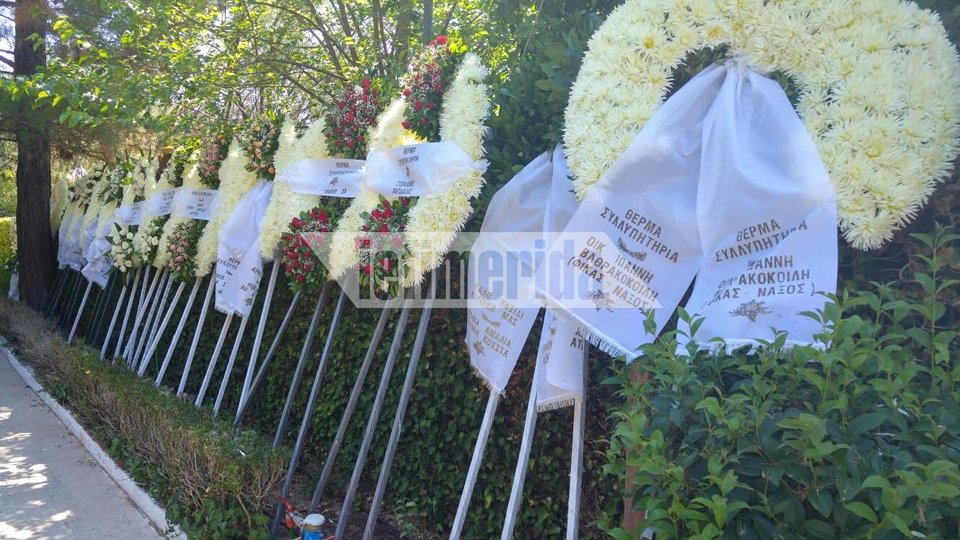 Πλήθος επωνύμων έστειλαν στεφάνια στην κηδεία Μαμιδάκη στο Κοιμητήριο Κηφισιάς [εικόνες] | iefimerida.gr 16