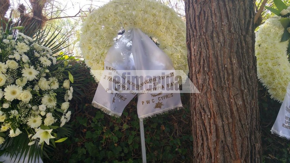 Πλήθος επωνύμων έστειλαν στεφάνια στην κηδεία Μαμιδάκη στο Κοιμητήριο Κηφισιάς [εικόνες] | iefimerida.gr 18