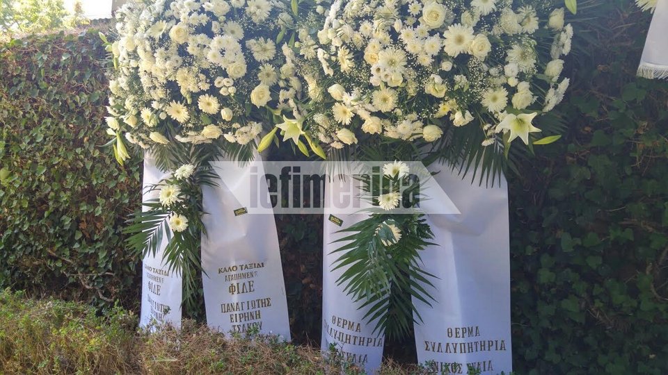 Πλήθος επωνύμων έστειλαν στεφάνια στην κηδεία Μαμιδάκη στο Κοιμητήριο Κηφισιάς [εικόνες] | iefimerida.gr 19