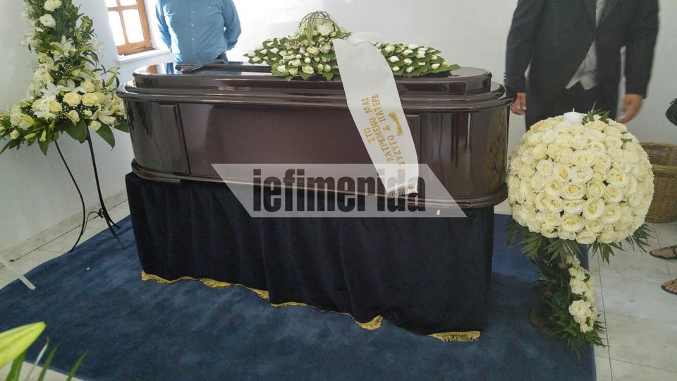 Πλήθος επωνύμων έστειλαν στεφάνια στην κηδεία Μαμιδάκη στο Κοιμητήριο Κηφισιάς [εικόνες] | iefimerida.gr 3
