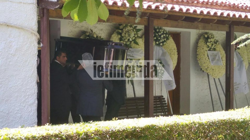 Πλήθος επωνύμων έστειλαν στεφάνια στην κηδεία Μαμιδάκη στο Κοιμητήριο Κηφισιάς [εικόνες] | iefimerida.gr 6