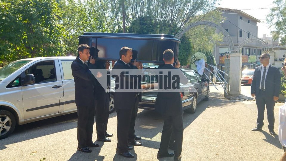 Πλήθος επωνύμων έστειλαν στεφάνια στην κηδεία Μαμιδάκη στο Κοιμητήριο Κηφισιάς [εικόνες] | iefimerida.gr 7