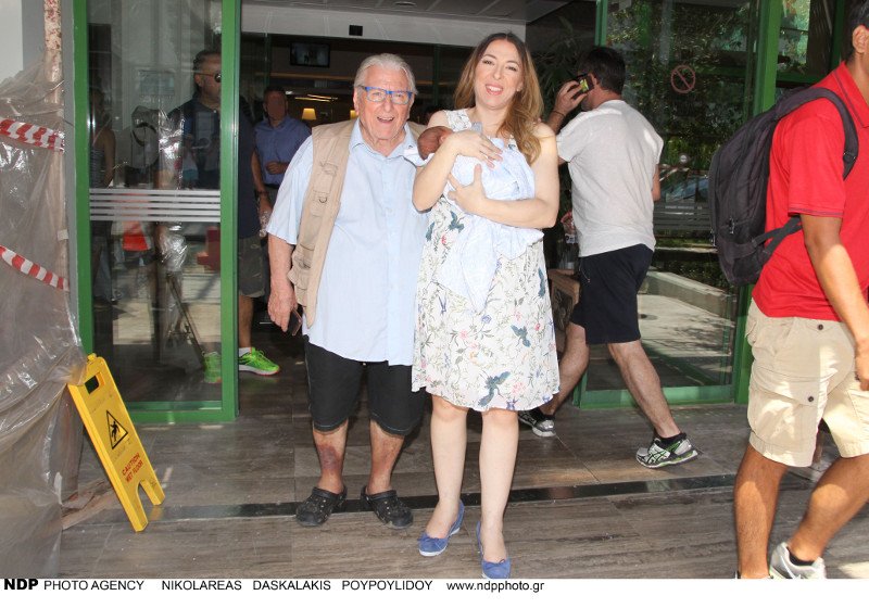 Η Αλίκη Κατσαβού βγήκε από το μαιευτήριο -«Θέλω κι άλλο παιδί» είπε ο Βουτσάς [εικόνες] | iefimerida.gr 0