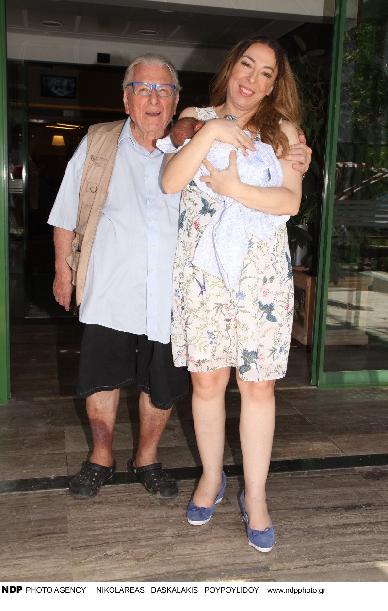 Η Αλίκη Κατσαβού βγήκε από το μαιευτήριο -«Θέλω κι άλλο παιδί» είπε ο Βουτσάς [εικόνες] | iefimerida.gr 1