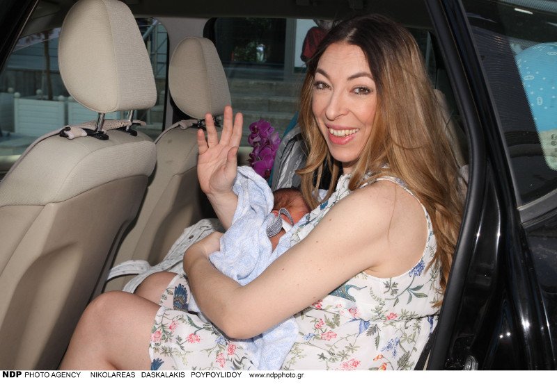 Η Αλίκη Κατσαβού βγήκε από το μαιευτήριο -«Θέλω κι άλλο παιδί» είπε ο Βουτσάς [εικόνες] | iefimerida.gr 6