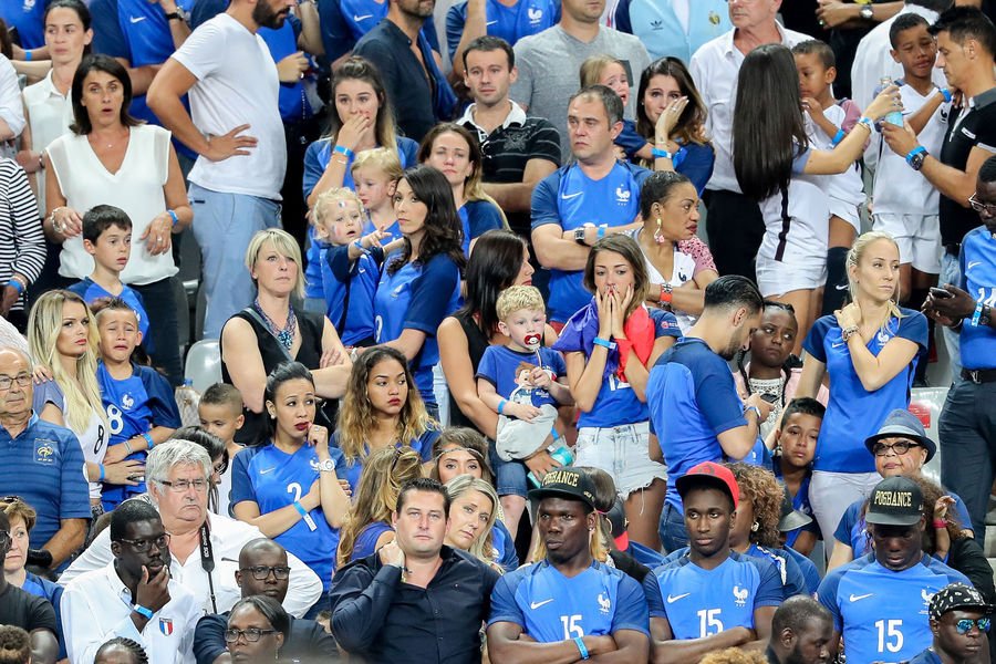 Κλαίνε οι καλλονές σύζυγοι των Γάλλων ποδοσφαιριστών που έχασαν τον τελικό του Euro 2016 [εικόνες] | iefimerida.gr 0