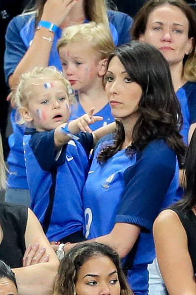 Κλαίνε οι καλλονές σύζυγοι των Γάλλων ποδοσφαιριστών που έχασαν τον τελικό του Euro 2016 [εικόνες] | iefimerida.gr 7