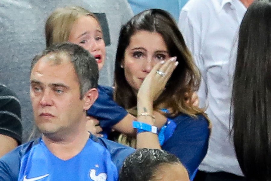 Κλαίνε οι καλλονές σύζυγοι των Γάλλων ποδοσφαιριστών που έχασαν τον τελικό του Euro 2016 [εικόνες] | iefimerida.gr 1