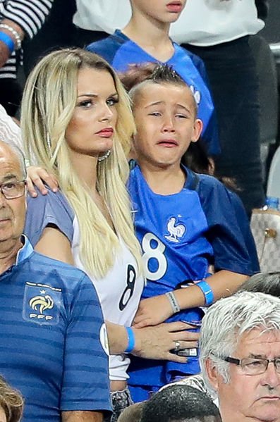 Κλαίνε οι καλλονές σύζυγοι των Γάλλων ποδοσφαιριστών που έχασαν τον τελικό του Euro 2016 [εικόνες] | iefimerida.gr 2