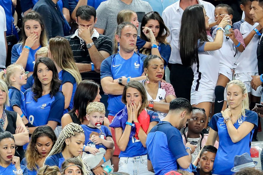 Κλαίνε οι καλλονές σύζυγοι των Γάλλων ποδοσφαιριστών που έχασαν τον τελικό του Euro 2016 [εικόνες] | iefimerida.gr 3