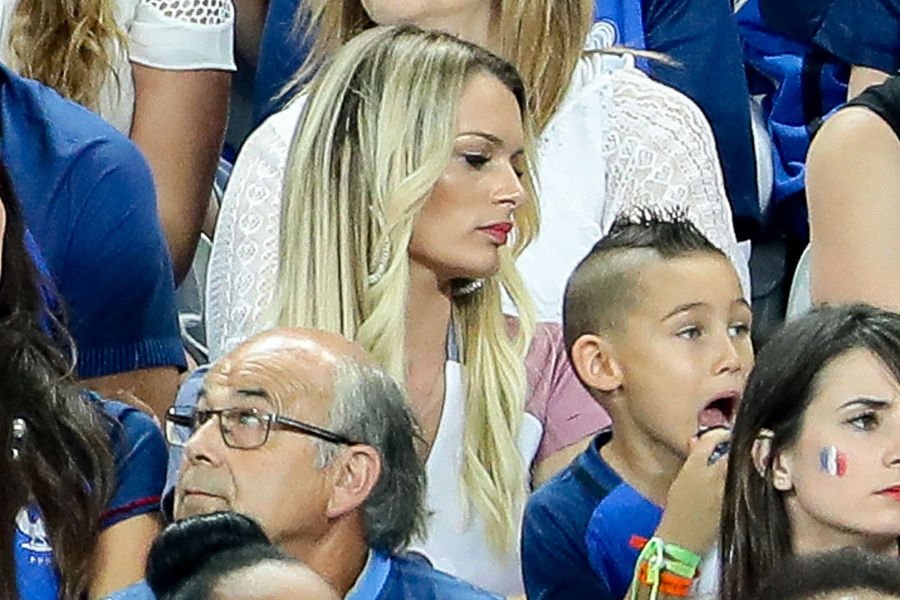 Κλαίνε οι καλλονές σύζυγοι των Γάλλων ποδοσφαιριστών που έχασαν τον τελικό του Euro 2016 [εικόνες] | iefimerida.gr 4